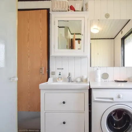 Three-bedroom Holiday In בית נופש